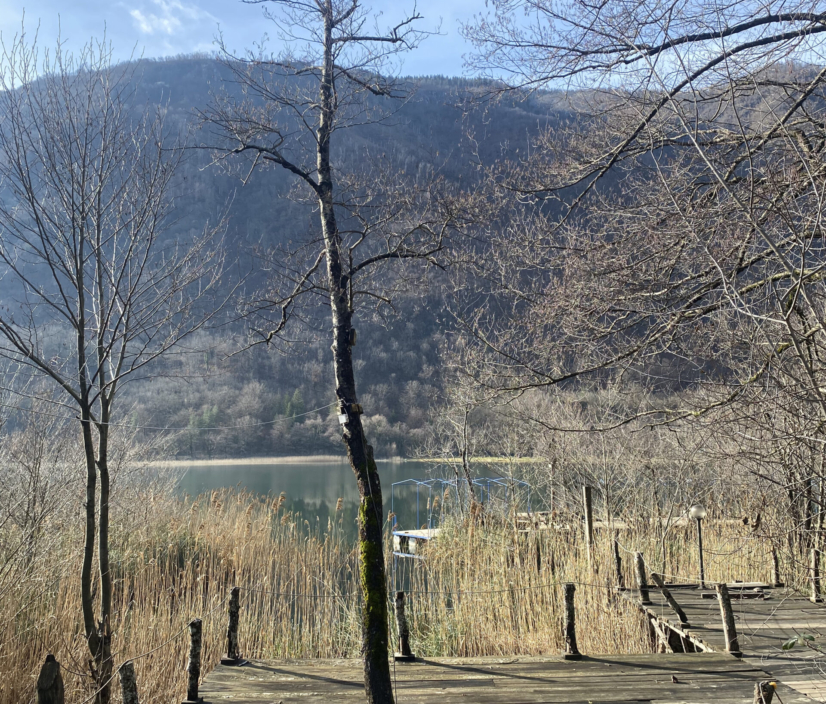 Vila Boračko jezero u jesenjem danu