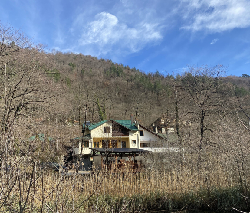 Vila Boračko jezero u jesenjem danu