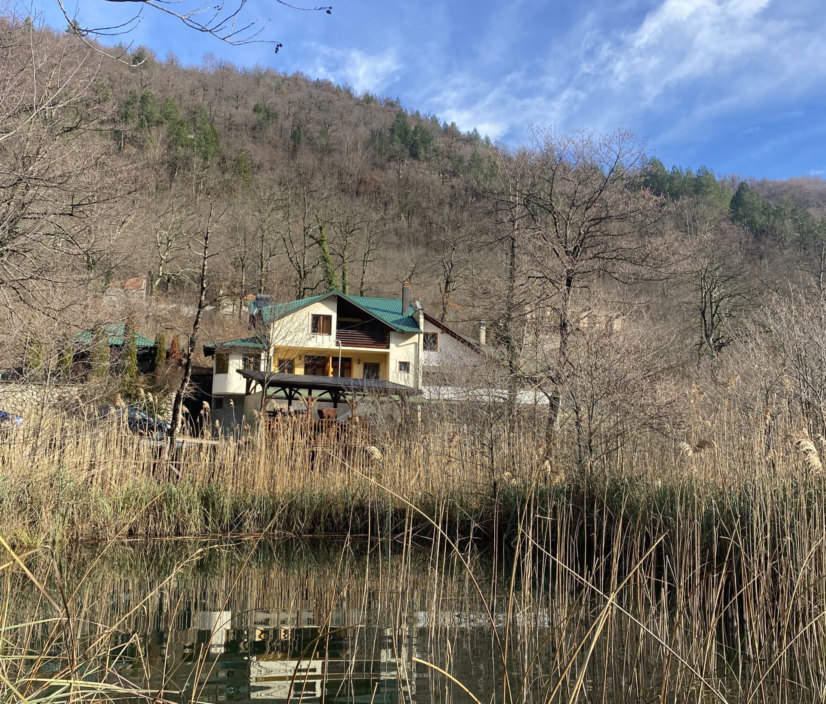 Vila Boračko jezero u jesenjem danu