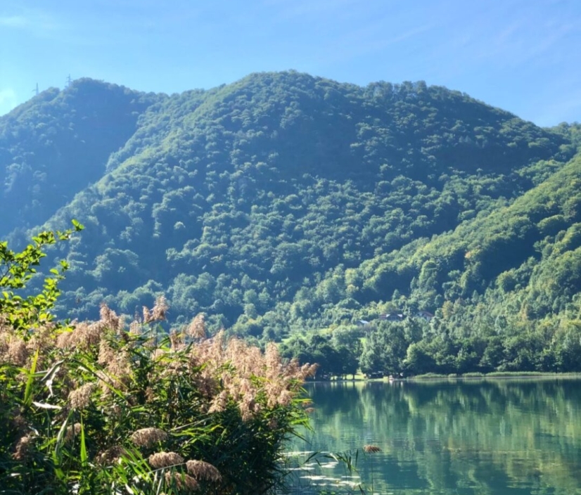 Vila Boračko jezero u ljetnjem danu